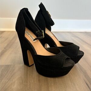 STEVE MADDEN SUEDE PLATFORM HEELS